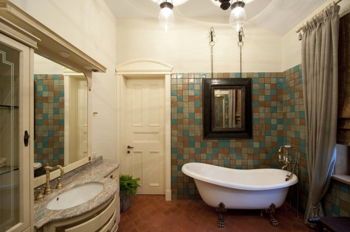 miroir suspendu dans une salle de bain