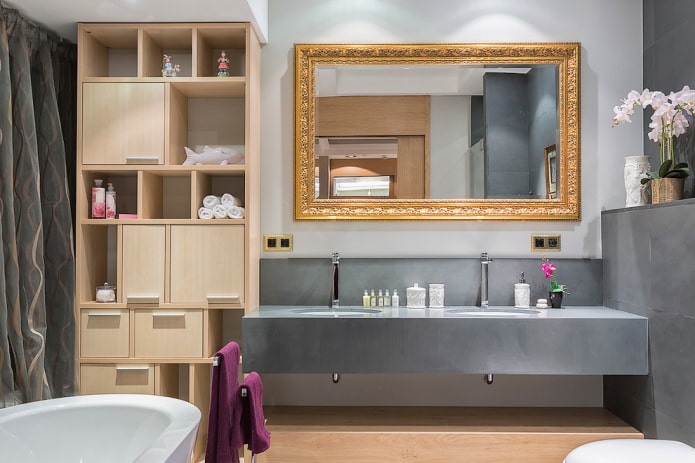 miroir encadré dans la salle de bains