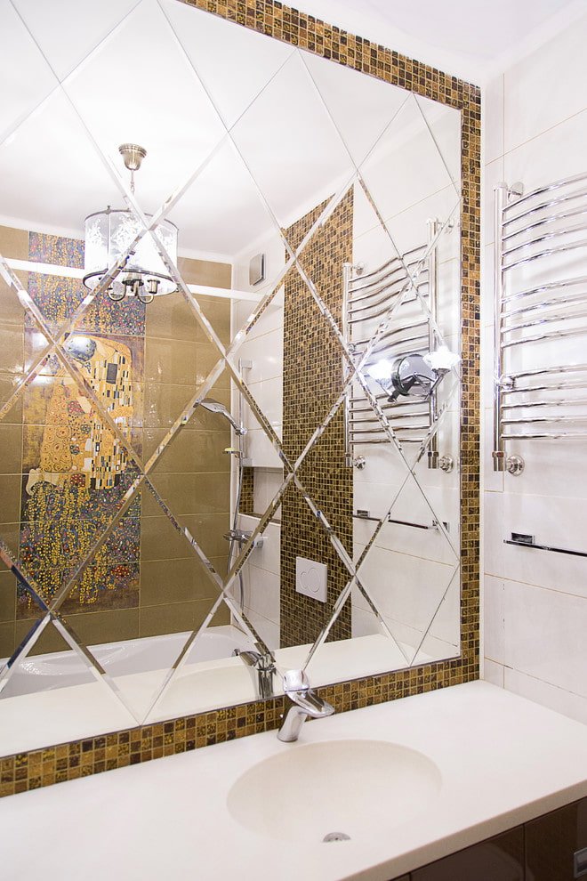 miroir biseauté dans la salle de bain