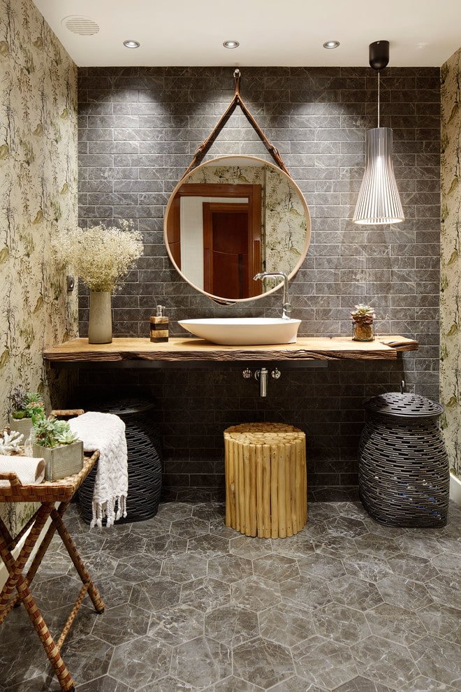 miroir rond dans la salle de bain
