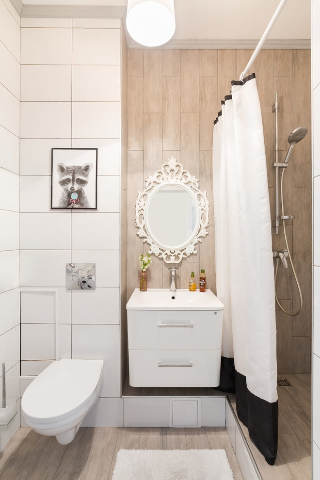 miroir au-dessus du lavabo dans la salle de bain