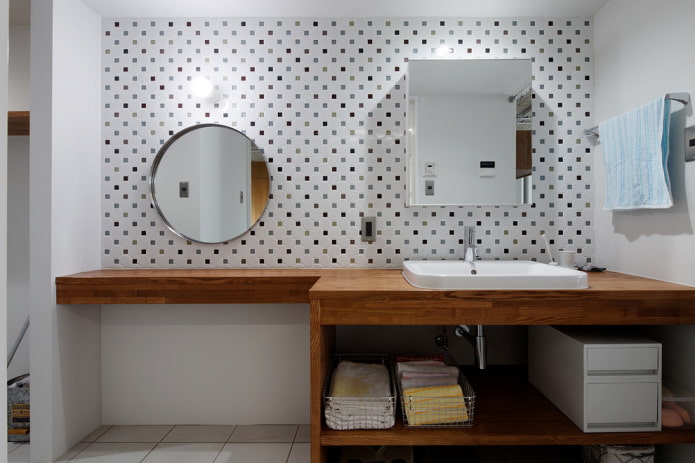 deux miroirs sur le mur dans l'intérieur de la salle de bain