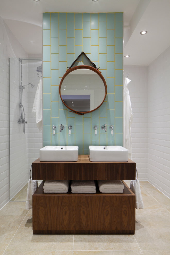 miroir au-dessus des lavabos dans la salle de bain