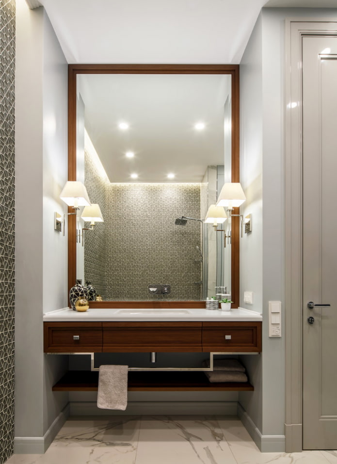 miroir avec applique dans l'intérieur de la salle de bain