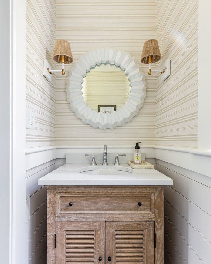 miroir avec applique dans l'intérieur de la salle de bain