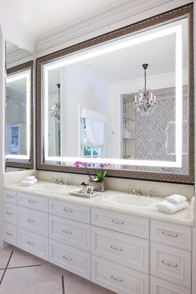 miroir avec éclairage intérieur dans la salle de bain