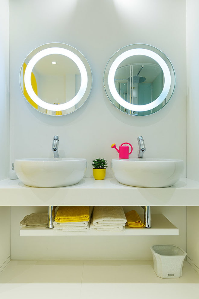 miroirs avec éclairage intérieur dans la salle de bain