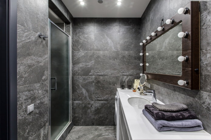 miroir avec ampoules dans la salle de bain