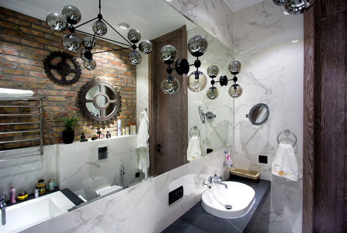 miroir dans l'intérieur de la salle de bain de style loft