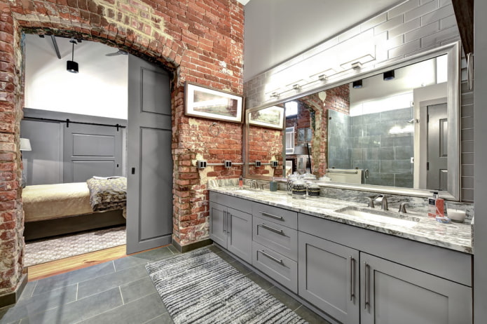 miroir dans l'intérieur de la salle de bain de style loft