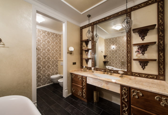 miroir dans une salle de bain de style classique