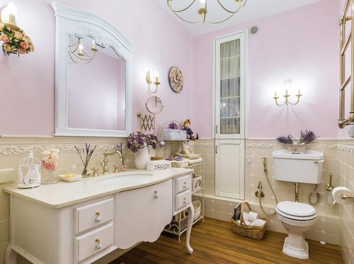 miroir dans une salle de bain de style provençal