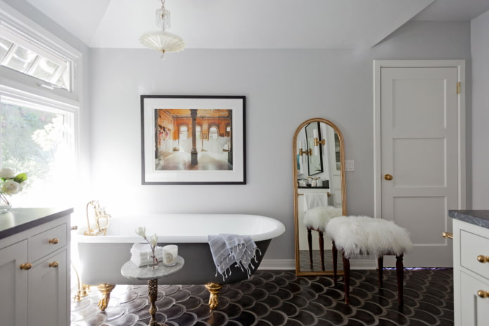 Miroir de sol dans la salle de bain