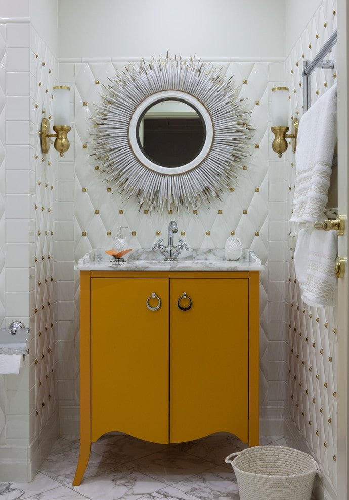 Miroir dans un cadre blanc dans la salle de bain