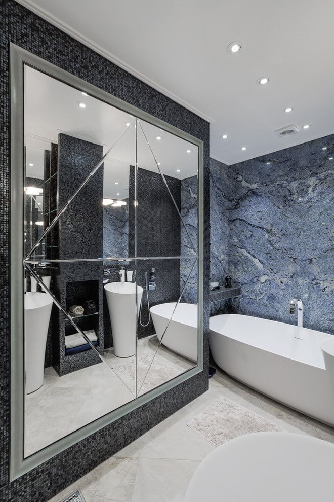 miroir biseauté dans la salle de bain