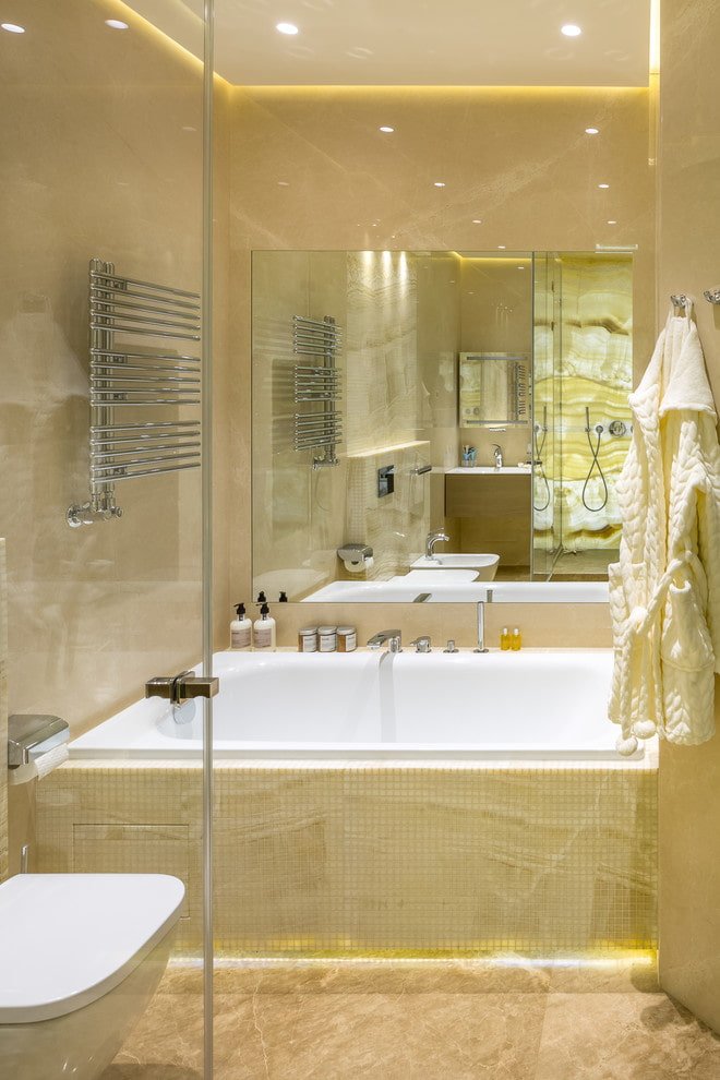 Miroir au-dessus de la baignoire à l'intérieur de la salle de bain