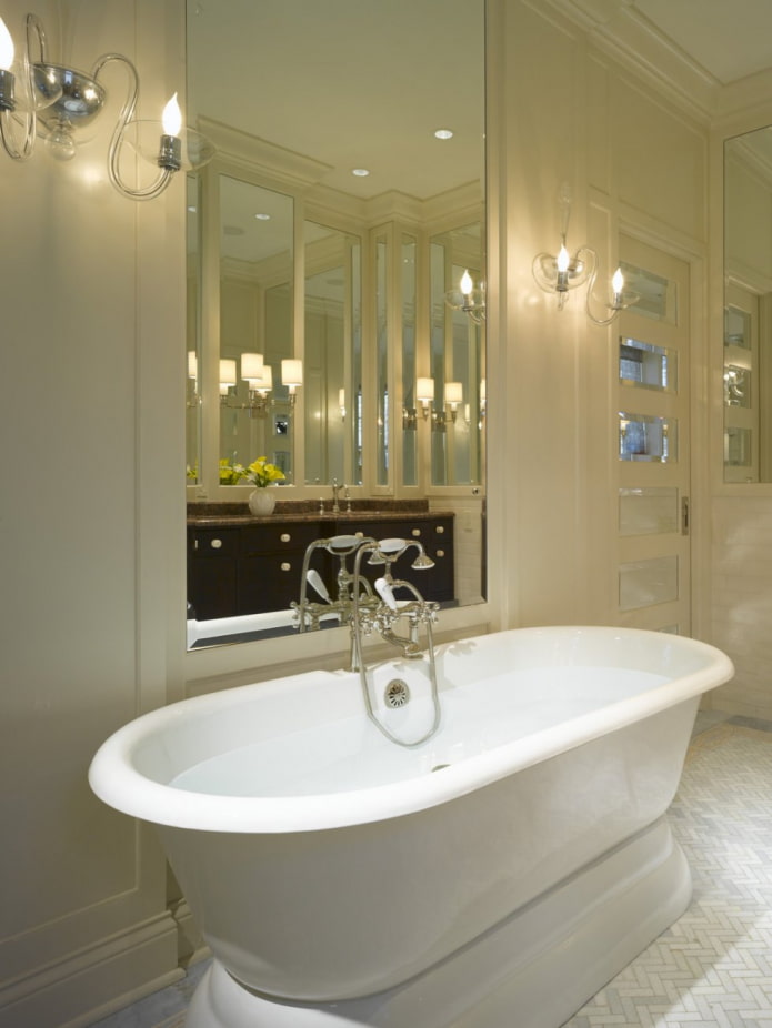 Miroir au-dessus de la baignoire à l'intérieur de la salle de bain