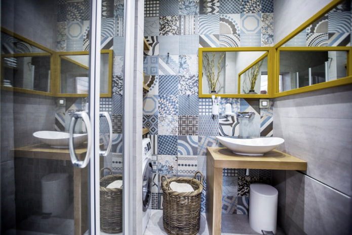 miroir d'angle dans la salle de bain
