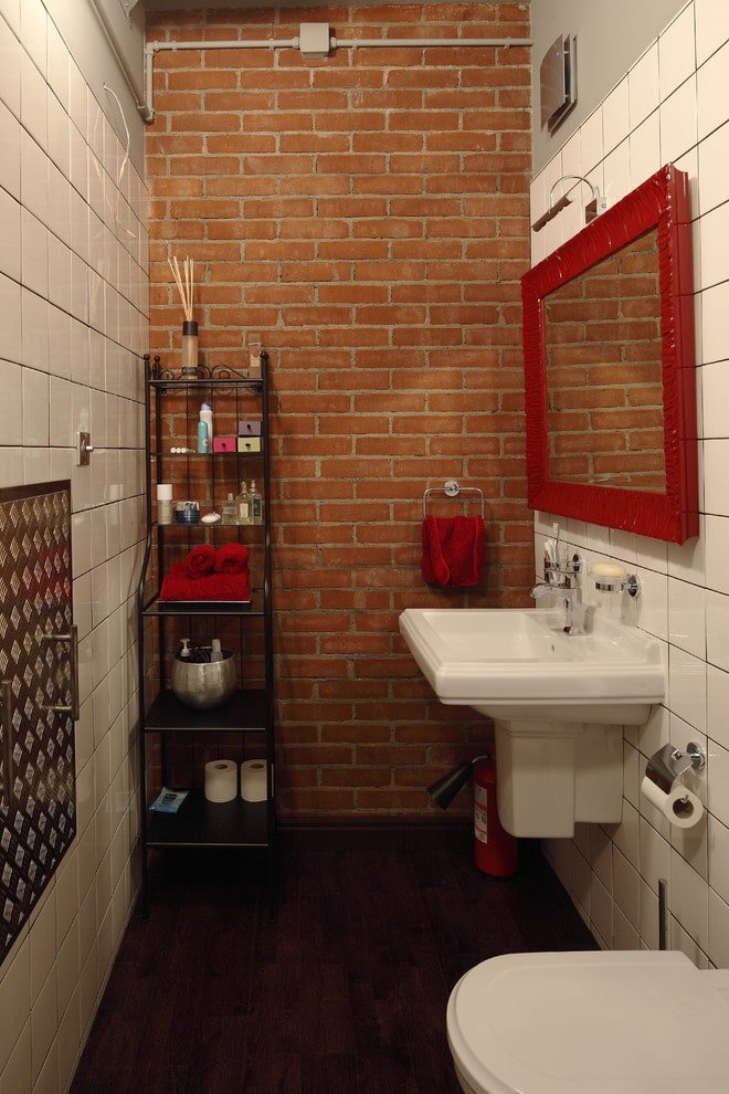 Miroir dans un cadre rouge dans la salle de bain