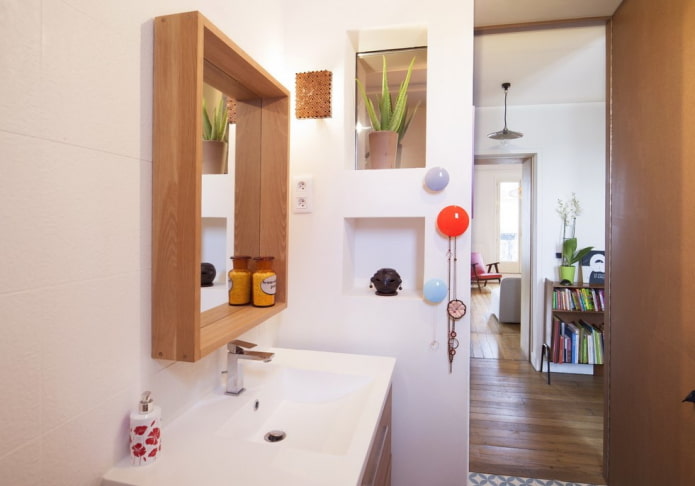 miroir avec étagère dans la salle de bains