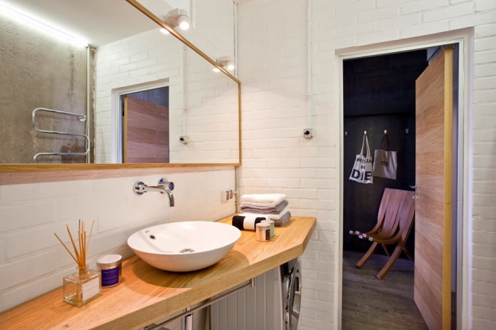 spots au-dessus du miroir dans la salle de bain intérieur