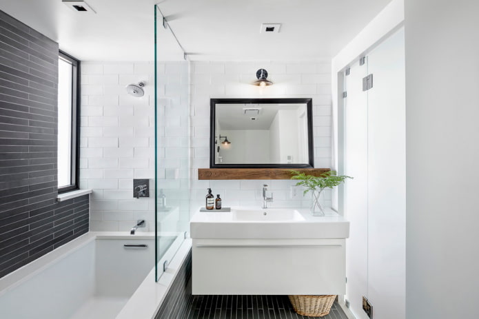 Miroir dans un cadre noir dans la salle de bain