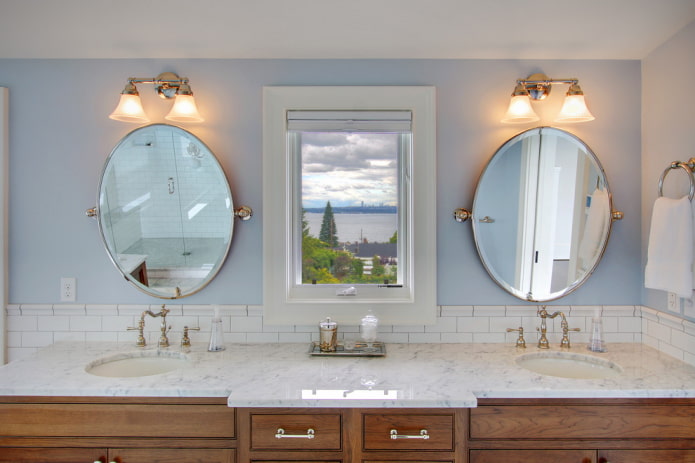 lampes au-dessus des miroirs dans l'intérieur de la salle de bain