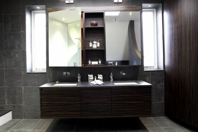 miroir avec armoire dans la salle de bains