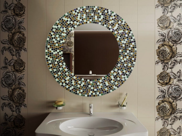 Miroir avec mosaïque dans la salle de bain