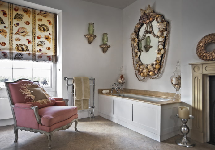 Miroir avec coquillages dans la salle de bain