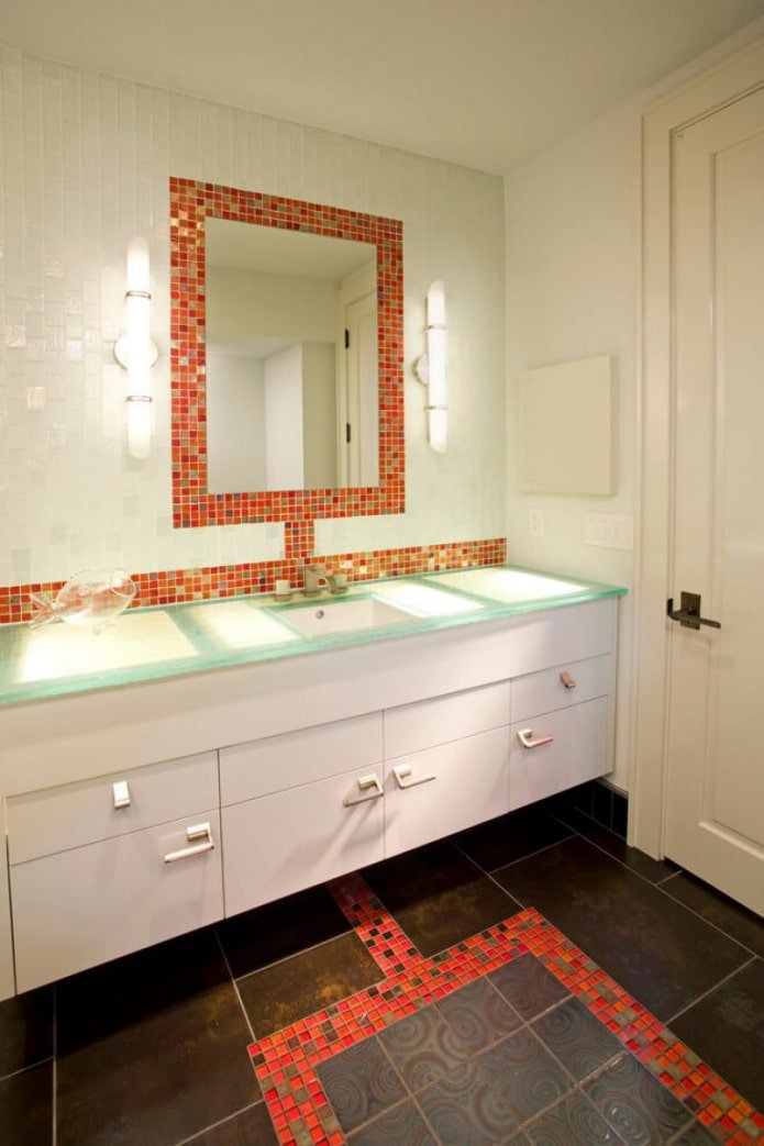 Miroir avec mosaïque dans la salle de bain