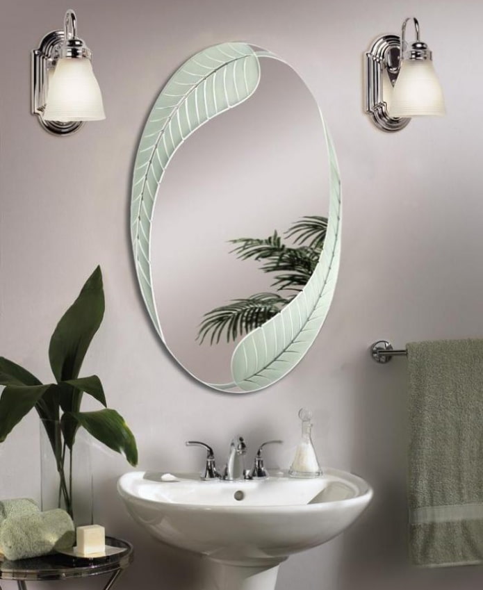 miroir avec un design sablé dans la salle de bain