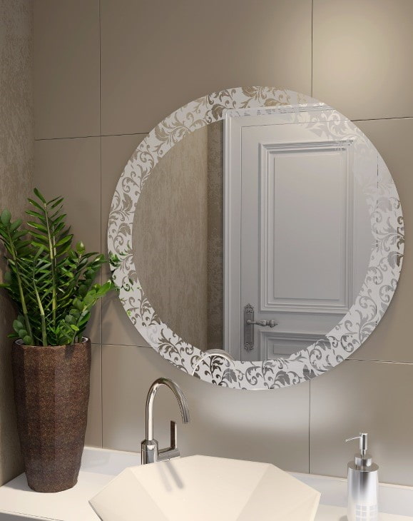 miroir avec un design sablé dans la salle de bain
