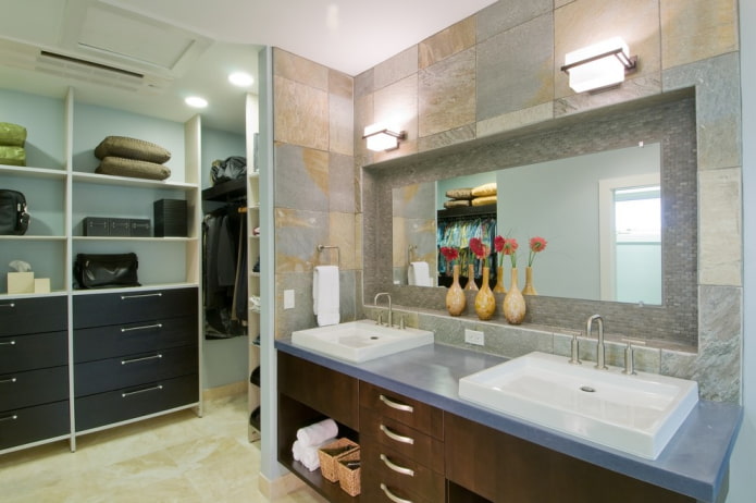 Miroir dans une niche dans la salle de bain