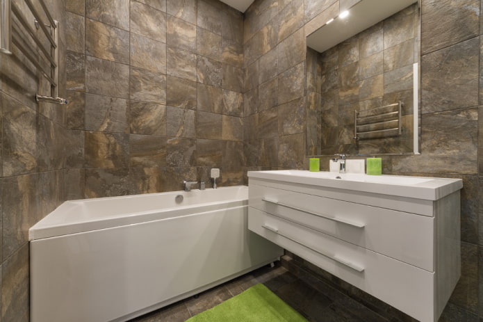miroir carré dans la salle de bain