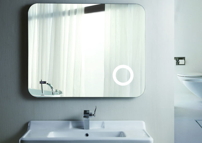 miroir avec une horloge dans l'intérieur de la salle de bain