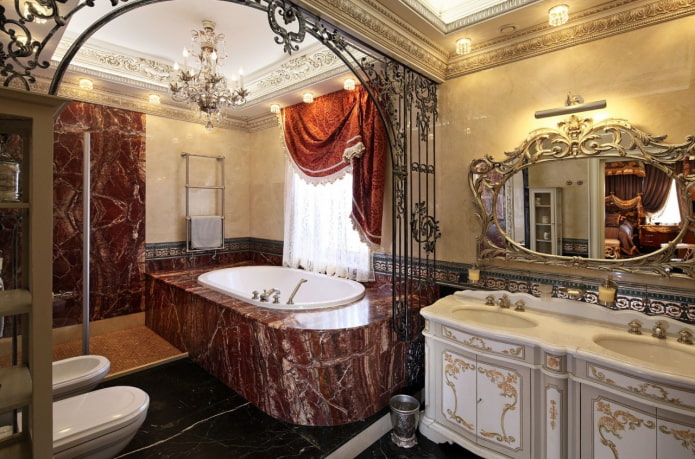 miroir dans une salle de bain de style baroque