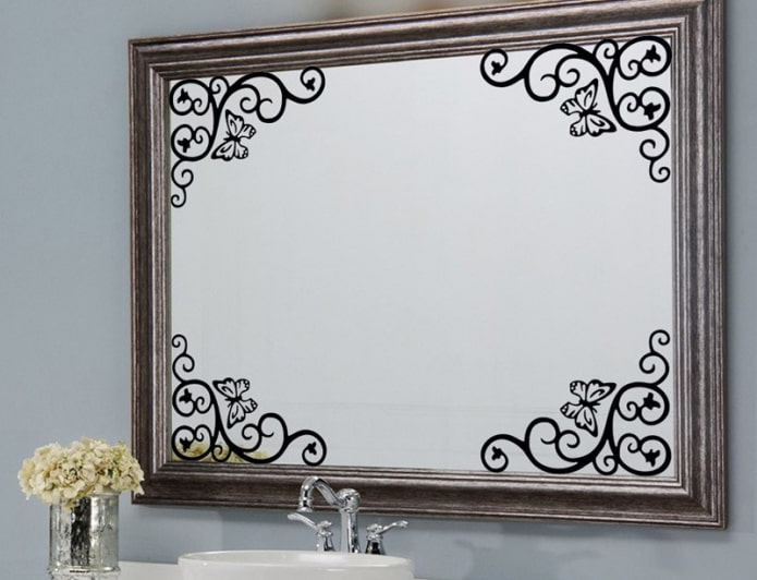 miroir biseauté dans la salle de bain
