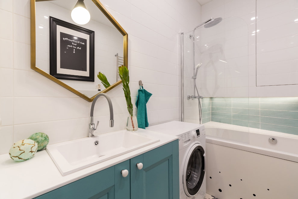 miroir dans la salle de bain
