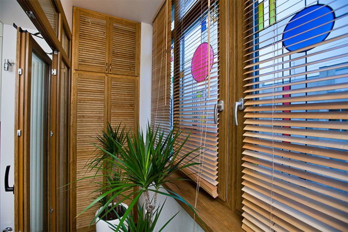 lamelles de bois sur la loggia