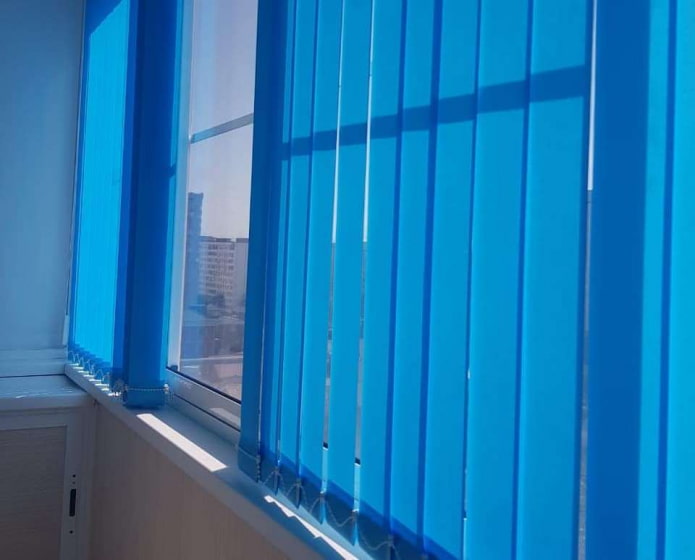 stores verticaux bleus sur la loggia 