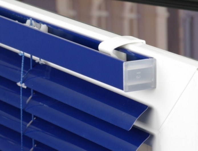 stores bleus sur supports pliants