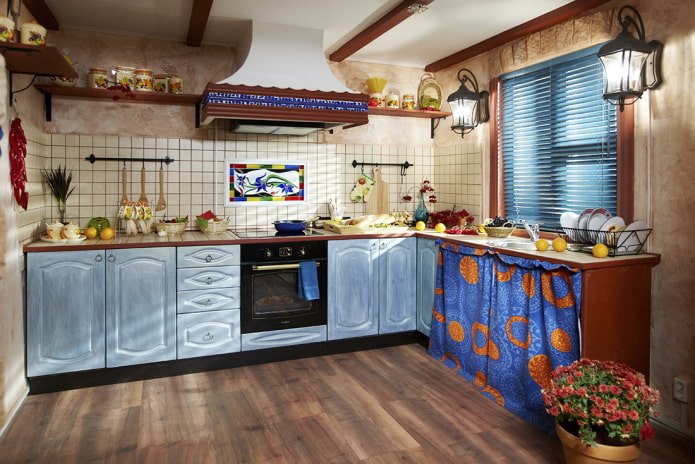 Stores dans une cuisine de campagne