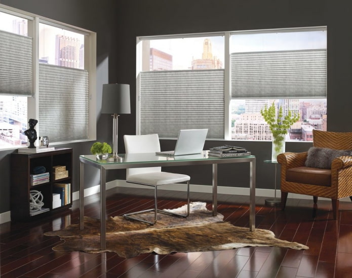 Stores plissés gris à l'intérieur du bureau