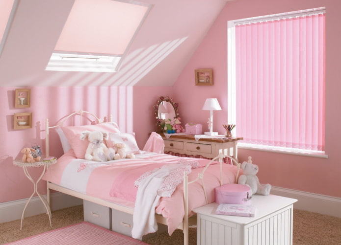 lattes verticales roses dans la chambre de bébé