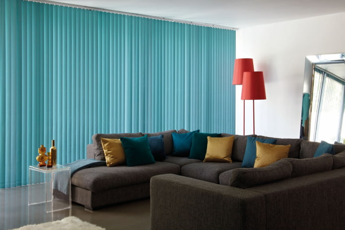 lamelles verticales longues dans le salon
