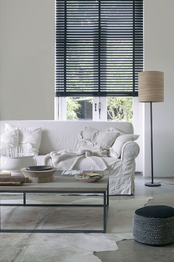 Stores horizontaux noirs dans le salon