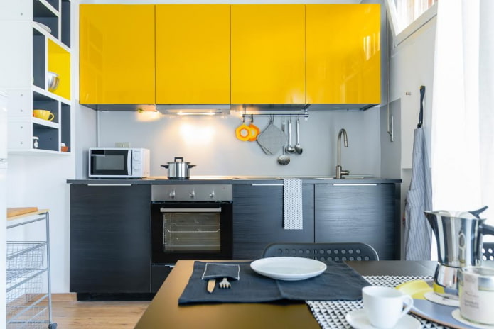 Intérieur de cuisine aux tons noir et jaune