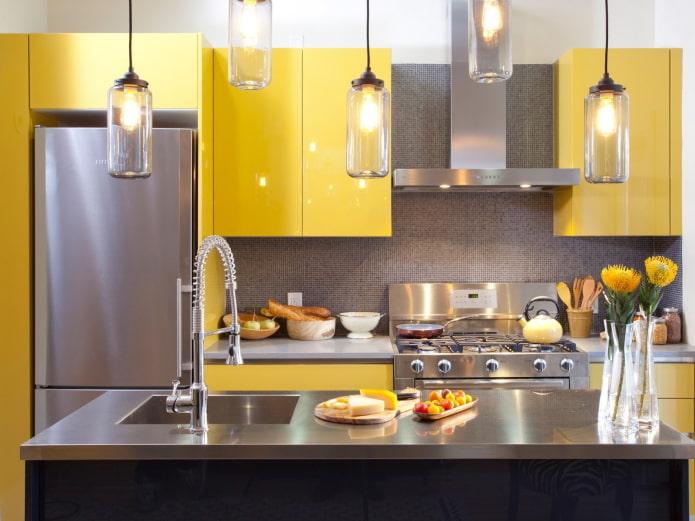 Intérieur de cuisine dans les tons jaune et gris