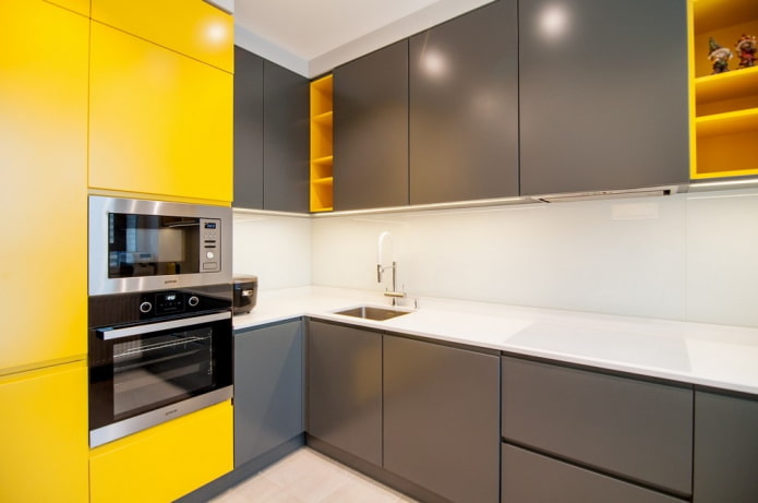 intérieur de cuisine dans les tons jaunes et gris